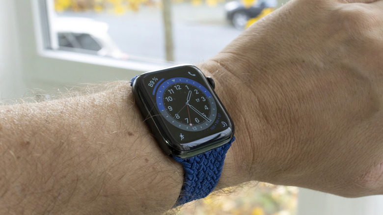 Apple Watch face showing various complications and system shortcuts.