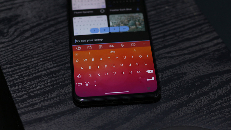 Microsoft SwiftKey keyboard showing various theme and layout options on an Android device.