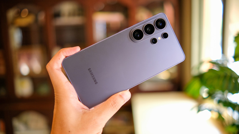 A person holding the Samsung Galaxy S26 Ultra.