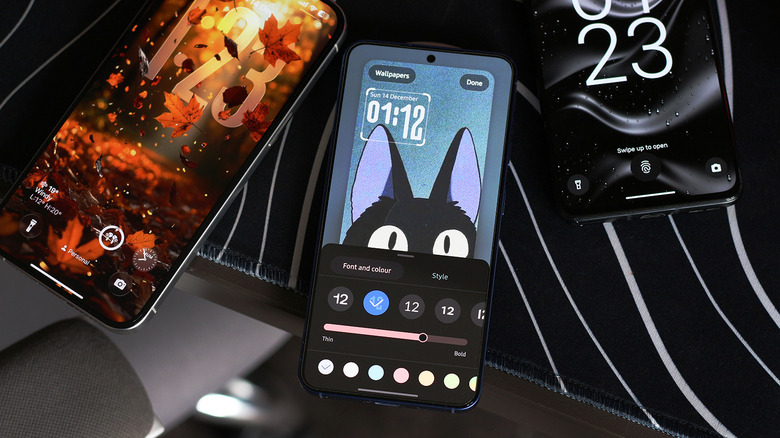 Screenshot of the Samsung One UI settings menu showing lock screen customization and clock style options.