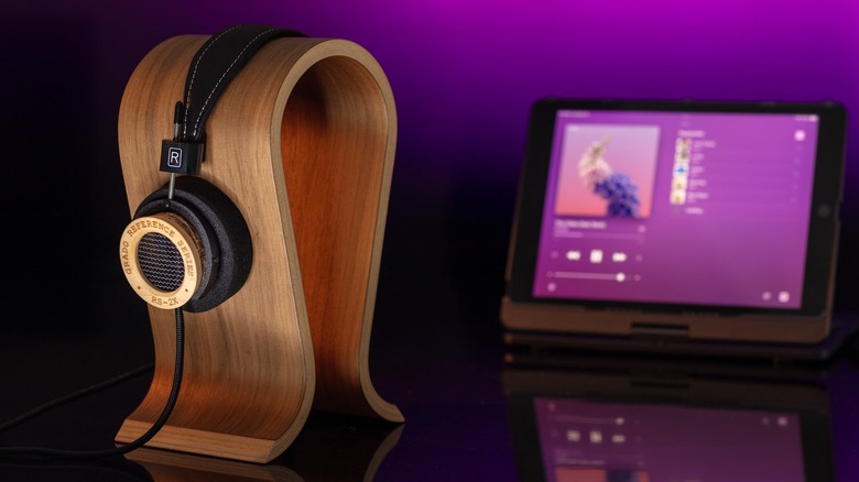 Grado RS2x headphones with wooden housing displayed on a matching wood stand.