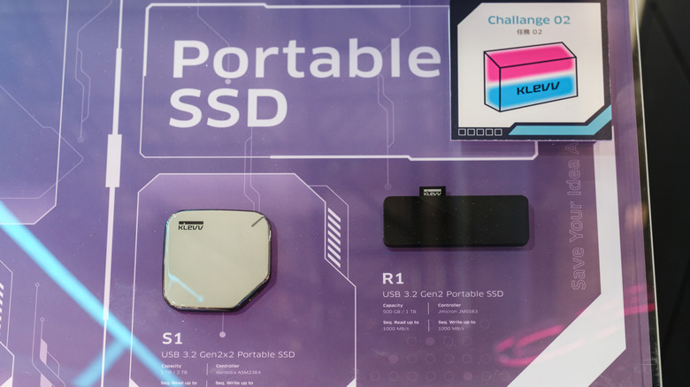 High-end PC hardware including PCIe Gen5 SSDs and DDR5 memory modules.