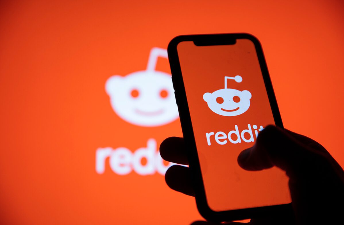 Close-up of the updated Reddit home screen highlighting the new feed navigation options.