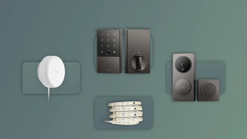 The Aqara G400 and U400 units glowing slightly as they interface with the Apple Home system.